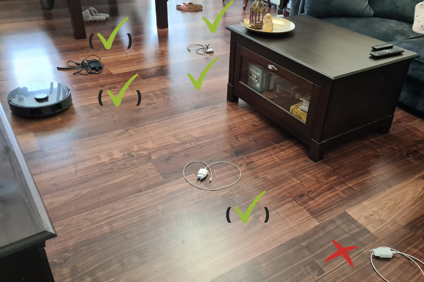 Der Dreame L10s Pro umfährt Kabel und Hausschuhe im Hinderniserkennungstest.